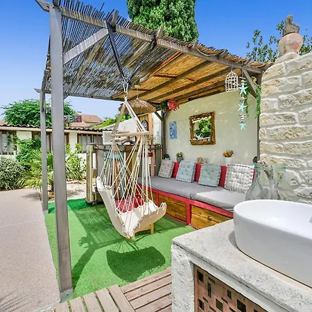 Amazing In Le Pontet With Jacuzzi